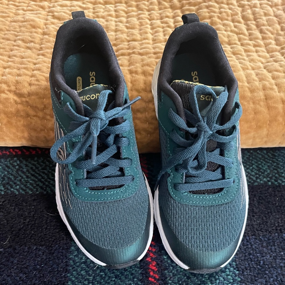 Saucony Wind Running Shoes. YOUTH Size 1 (EU 32)  NEW
